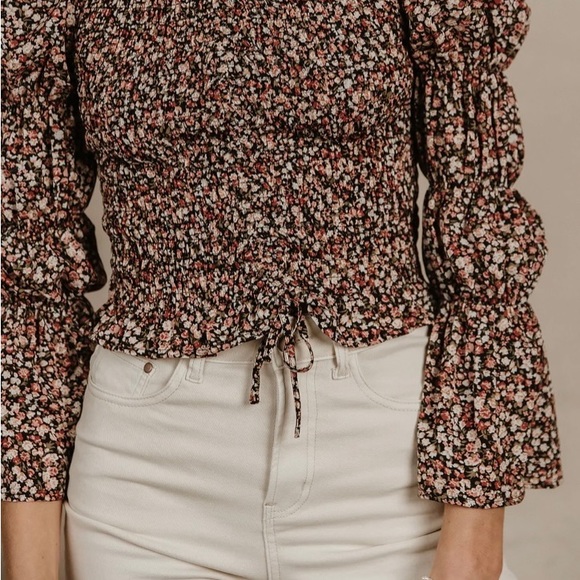 NWT Very cute flowered cropped top.Synch detail on the front with tie. - Picture 4 of 6